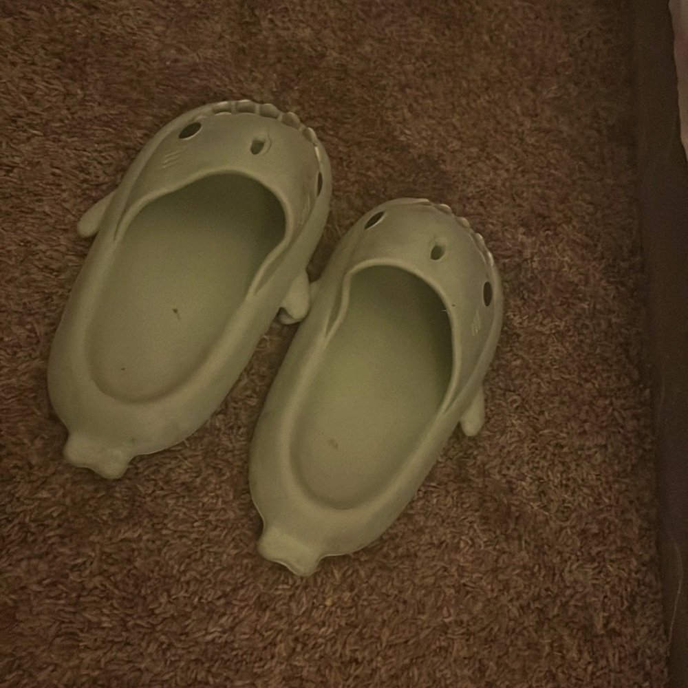 Brand new shark slippers 🦈!